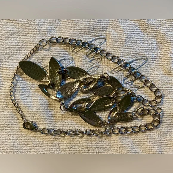 Silver Tone Necklace w/Blue Rhinestones Elegant Teal Flecked Leaf Short- Vintage - Picture 7 of 16